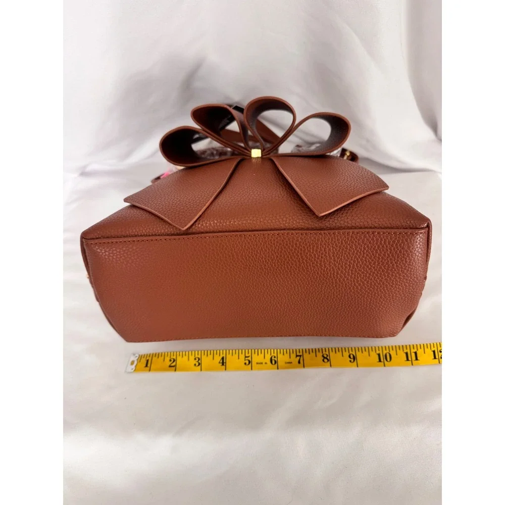Crocci flourish feminine
